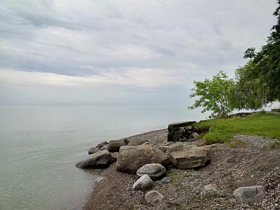 Summer greenery beside Lake Ontario near Oshawa.